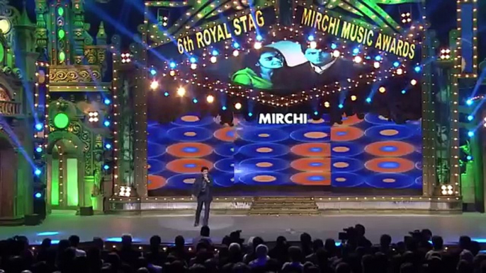 Arijit Singh gets Shahrukh Khan down on his knees at the 6th Royal Stag Mirchi Music Awards - Downloaded from youpak.com