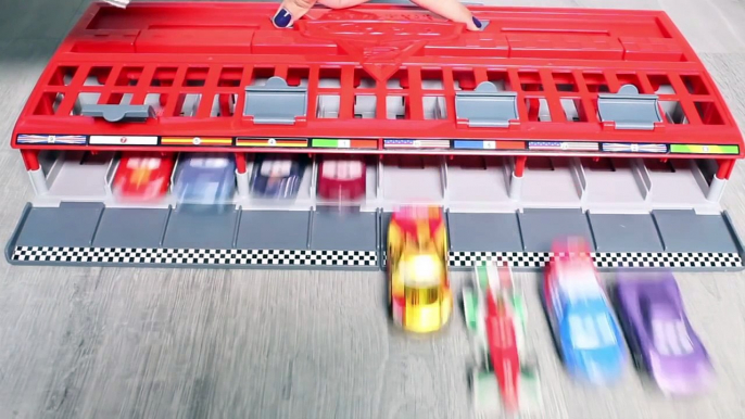 CARS 2 World Grand Prix Race Launcher 10 Cars Launcher Hot Wheels Toys カーズ2 トイズ Cars 2 Spielzeug