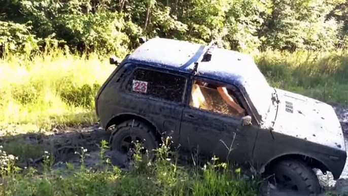 Lada Niva 4x4 Extreme Off-road Fails in Mud 2015 Compilation