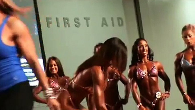 Women BodyBuilding Flexing Muscles Arnold Classic