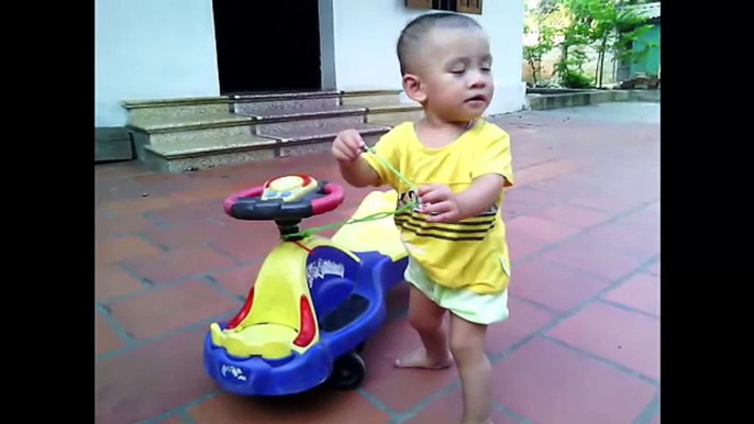 Cho con chơi xe lắc và cái kết bất ngờ - funny kids