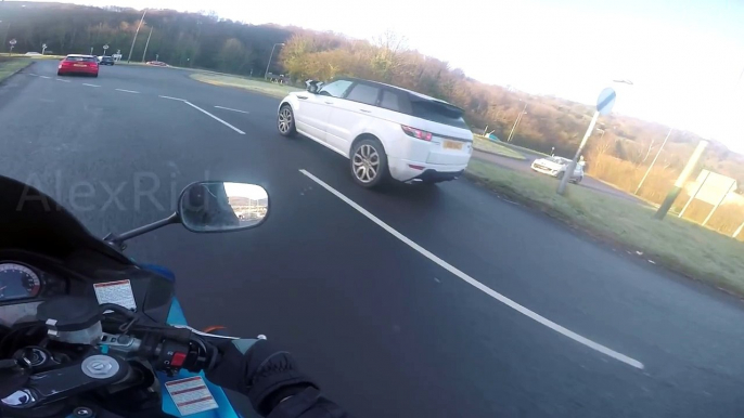 Un motard aveuglé par le soleil percute une voiture