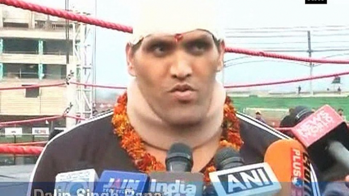 Khali performs Puja ahead of his wrestling match