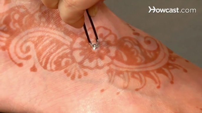 Henna & Mehndi Art and Apply Gems, Gilding & Glitter Pastes - Learn how to apply gems - Henna & Mehndi Art how to make glitter henna