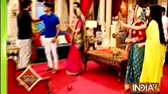 Swara ko Maar ne ke liye Kavya ne Lagayi Swara ke Room Mein Aag 29th February 2016 Swaragini