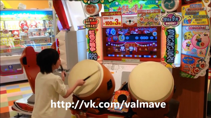 Ce jeune japonais déchire tout sur un jeu d'arcade de percussion Taiko (tambour japonais)