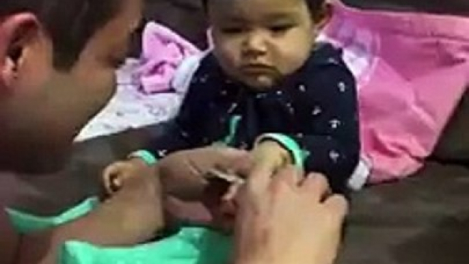 Watch her super awesome reaction as Dad tries to cut her nails. Baby pranks her Dad Goes Viral