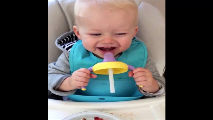 Un bébé mort de rire avec son sifflet. Trop mignon