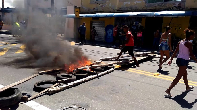 Moradores protestam após prisão de suspeitos em Vitória