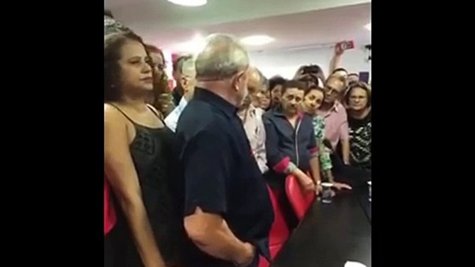 Lula fala depois de dar depoimento à Polícia Federal na Operação Lava Jato