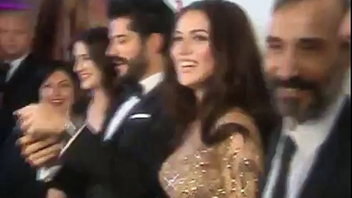 Burak Özçivit’le Fahriye Evcen Galaya Elele Katıldılar