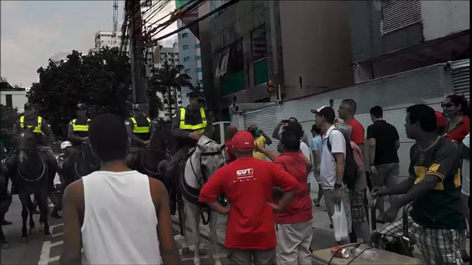 Polícia orienta manifestantes pró-Dilma a saírem da Praça do Pedágio da Terceira Ponte, em Vitória