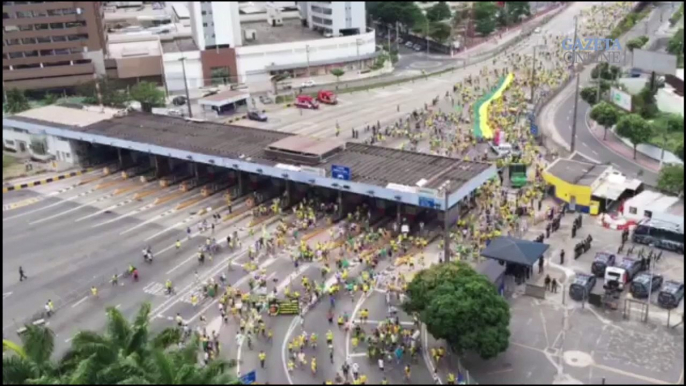 Veja imagens da multidão ocupando a Terceira Ponte, entre Vitória e Vila Velha