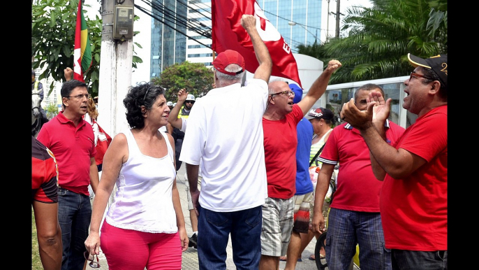 Manifestantes a favor do governo protestam diante da polícia na Praça do Pedágio, em Vitória