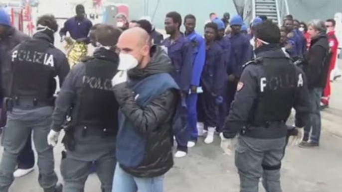 Pozzallo (RG) - Migranti, sbarcano in 640. Fermati due scafisti (17.03.16)