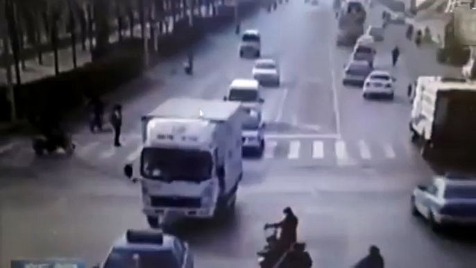 WATCH: Moment two vans and a car appear to levitate in a busy intersection in Xingtai, Chi