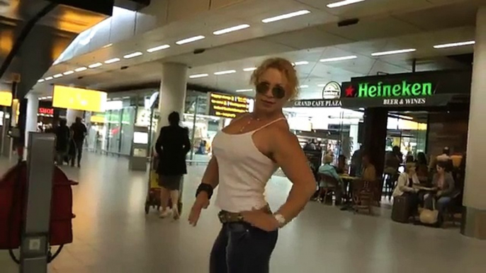 Muscle bodybuilding Anna Strong flexing her huge biceps in public