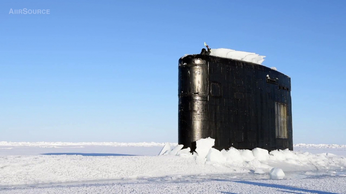 Un sous-marin nucléaire perce la banquise et émerge aidé par des tronçonneuses des soldats américains !