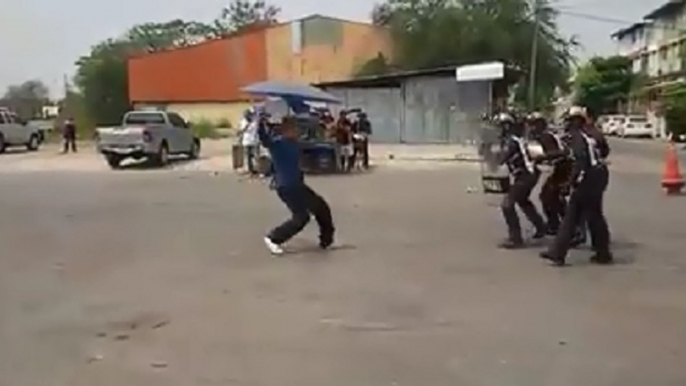 Homme avec couteau vs police