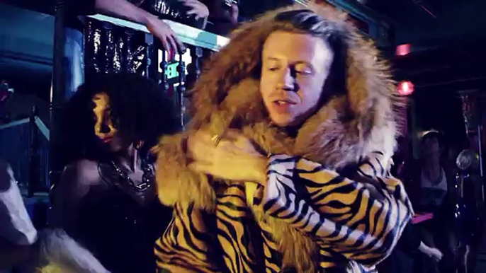 MACKLEMORE & RYAN LEWIS - THRIFT SHOP FEAT. WANZ (OFFICIAL VIDEO)