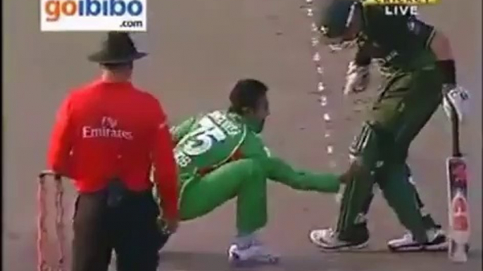 Most funniest Dismissal in Cricket history - Shahid Afridi Wicket