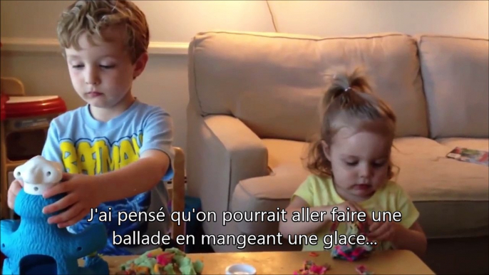 Cette fillette aime les glaces non?! Réaction hilarante quand elle entend le mot magique....