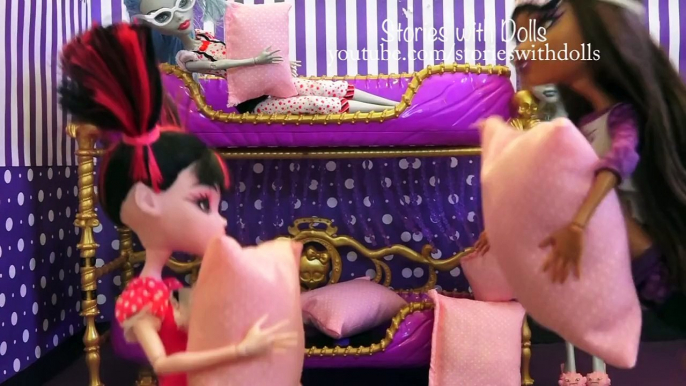 Draculaura and Clawd - Monster High - Doll Videos - Clawdeen has a pajama party