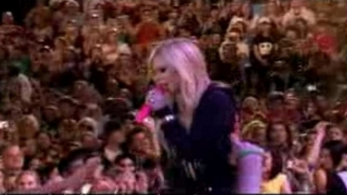 Avril Lavigne - Girlfriend live @ 2007 MMVAs