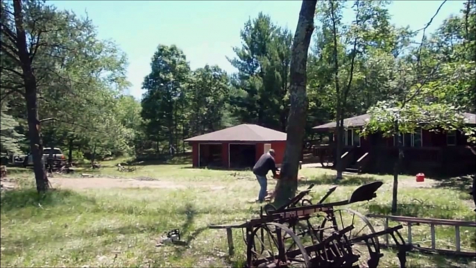 Faire tomber un arbre sur sa maison... Très mauvais bucheron