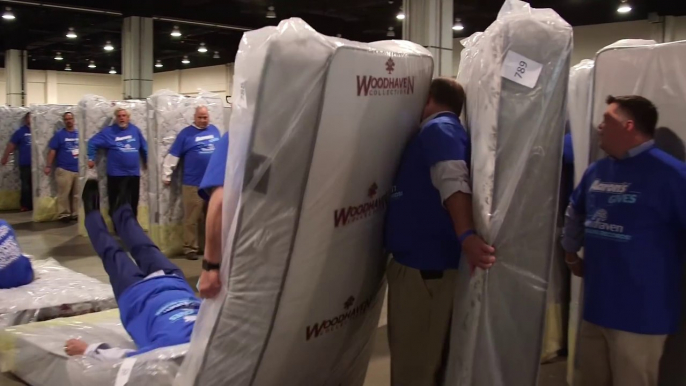 1200 matelas "humains" tombent comme des dominos pour ce record du monde stupide