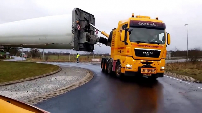 When They Saw What This Truck Was Transporting Everyone Stooped Their Cars...I Can't Believe This!