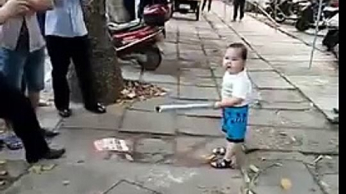 Toddler picked up steel pipe to defend his grandma from ‪China‬'s urban management force