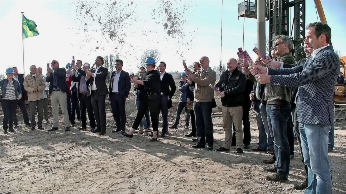 Wethouder Mourik slaat eerste paal voor brug over sluis / Spijkenisse 2016