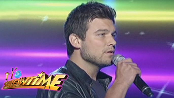 It's Showtime: Ryan Gallagher sings "Kahit Isang Saglit"