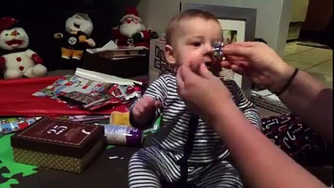 Troller son bébé avec une décoration de papier cadeau. Adorable