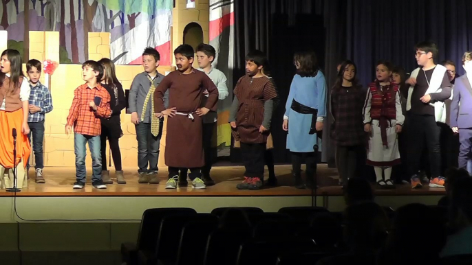 Representacio de la llegenda de Sant Jordi 2016 pels alumnes de segon de primaria dels Salesians de Sabadell