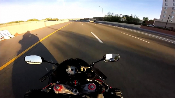 Ce motard évite un accident de voitures au dernier moment sur l'autoroute