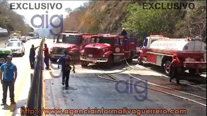 Se vuelca tráiler con 25 mil litros aceite quemado en la Autopista del Sol