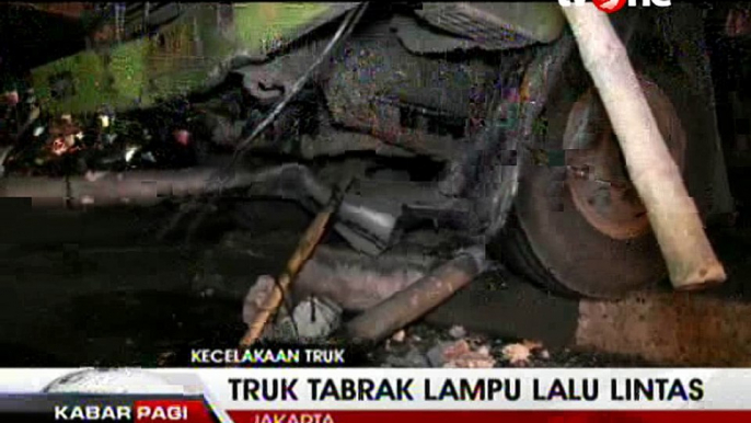 Rem Blong, Truk Semen Tabrak Lampu Lalu Lintas di Slipi