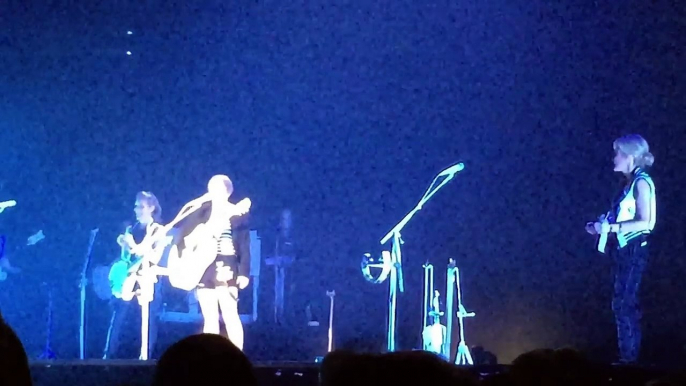 Dixie Chicks - Landslide - MMXVI Tour, Manchester Arena 30/04/2016 - filmed by Harriet Bartlett