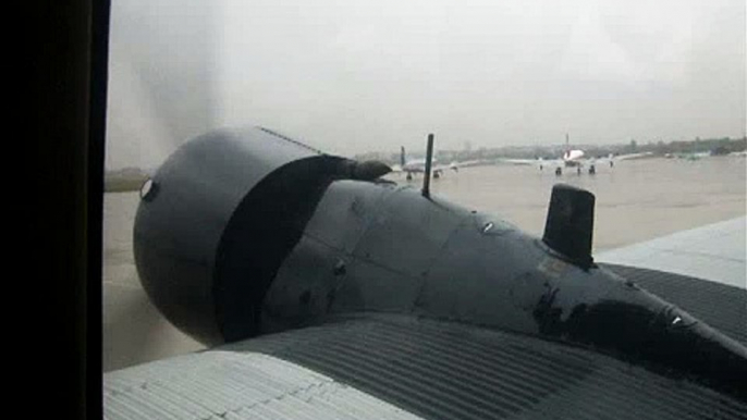 JU 52 Templehof - Taxiing from Terminal 29/10/2008