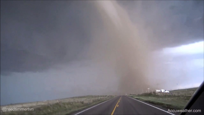 Un chasseur d'orage filme une impressionnante tornade