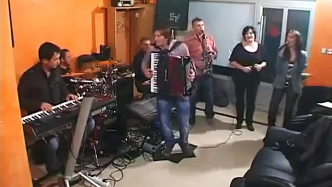 Dusica Milojevic i Bojana Barjaktarevic uzivo sa orkestrom Slavise Vidojevica - YouTube