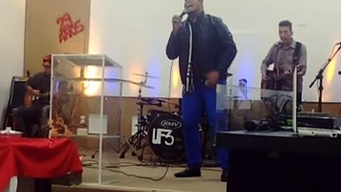 Mesaque Rabelo Cantando "O que tua Glória fez Comigo" Em Osasco. Igreja do Povo Livre.