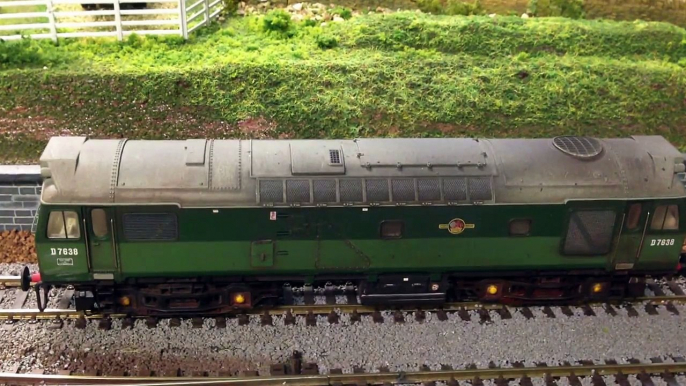 BRITISH MODEL TRAIN LAYOUT OO SCALE - CLASS 25/3 DCC & SOUND DIESEL TEST