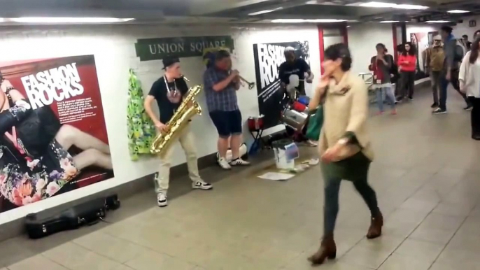 Techno sobway, Too many zooz rocks union square