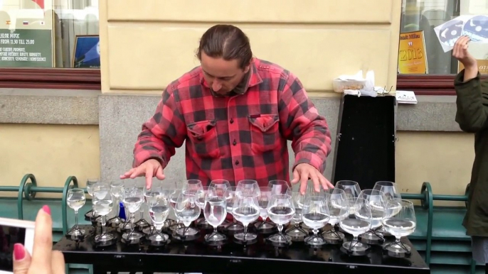 Classe : un artiste de rue réussit à faire de la musique avec des verres !