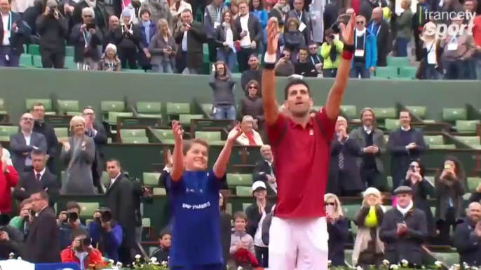 Djokovic invite un ramasseur de balles pour quelque chose de très spécial! Roland-Garros 2016