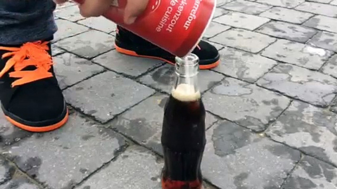 Coca Cola en zout is schuim