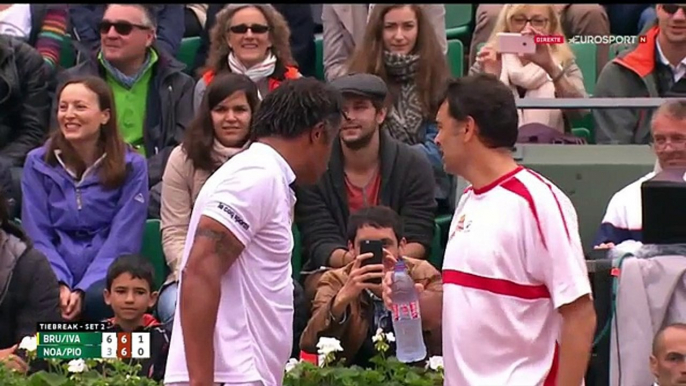 Yannick Noah propose un verre en plein match à son adversaire lors du tournoi des légendes de Roland Garros